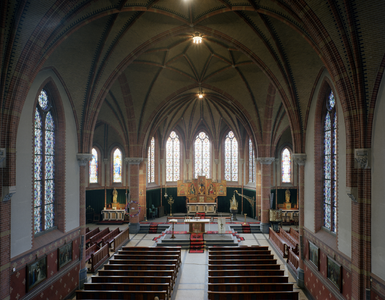 117247 Interieur van de Barbarakerk (Koninginnenlaan 3) te Nieuwegein: middenschip, gezien richting het koor.